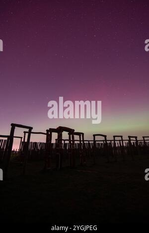 Aurora boreale (Aurora boreale) presso il santuario Pömmelte Ring, complesso di fossati circolari preistorici, noto anche dagli archeologi come la pietra tedesca Foto Stock