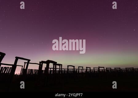 Aurora boreale (Aurora boreale) presso il santuario Pömmelte Ring, complesso di fossati circolari preistorici, noto anche dagli archeologi come la pietra tedesca Foto Stock