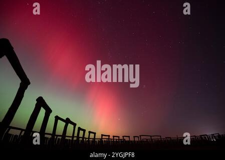 Aurora boreale (Aurora boreale) presso il santuario Pömmelte Ring, complesso di fossati circolari preistorici, noto anche dagli archeologi come la pietra tedesca Foto Stock