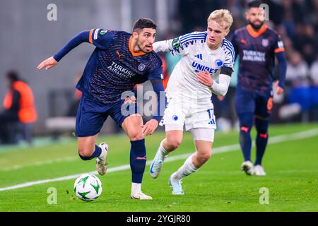 Copenaghen, Danimarca. 7 novembre 2024. Nella foto da sinistra a destra, 10 (IBA) - Berkay Özcan, 17 (FCK) - Victor Froholdt all'Europa Conference League: FC Copenhagen vs İstanbul Başakşehir F.K.. Crediti: Michael Barrett Boesen/Alamy Live News Foto Stock