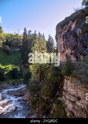 Sentiero escursionistico nei pressi di Hafling in alto Adige lungo un torrente Foto Stock