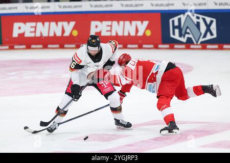 Landshut, Germania. 7 novembre 2024. Hockey su ghiaccio: Coppa Germania, Germania - Danimarca, fase a gironi, giorno partita 1. Il tedesco Andreas Eder (r) e il danese Lucas Andersen in azione. Crediti: Daniel Löb/dpa/Alamy Live News Foto Stock