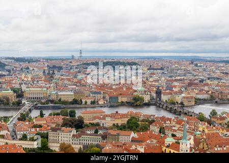 Vista aerea del centro di Praga da mala strana, con folle di turisti sul ponte carlo verso la torre della televisione zizkov Foto Stock