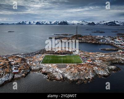 Lofoten, Norvegia, inverno, campo da calcio, Henningsvaer, vista aerea Foto Stock