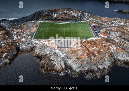 Lofoten, Norvegia, inverno, campo da calcio, Henningsvaer, vista aerea Foto Stock