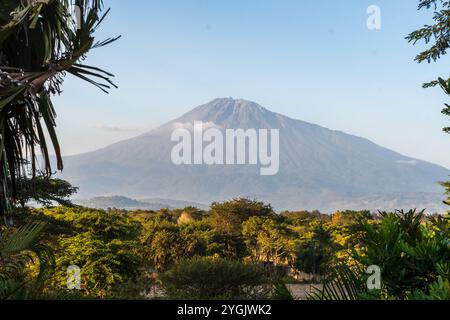 Impressione del Monte meru, come si vede dalla città di Arusha, Tanzania Foto Stock