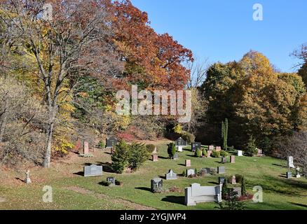 Toronto, Canada - 7 novembre 2024: Il cimitero di Mount Pleasant a Toronto ha un aspetto simile a un parco che è abbastanza bello in autunno Foto Stock