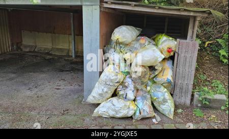 Sacchi gialli impilati in un garage, in Germania Foto Stock