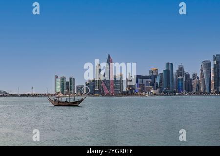 Dhow tradizionale di fronte allo skyline di Doha al crepuscolo, Doha, Qatar, Golfo Persico, Medio Oriente, Asia Foto Stock