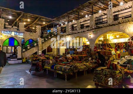 Negozio di tappeti, Souq Waqif, in serata, centro storico, Doha, Qatar, Golfo Persico, Medio Oriente, Asia Foto Stock