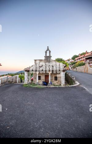 Antico, storico, villaggio di montagna da sogno. Strade strette, vecchie case in un ambiente romantico. Villaggio splendidamente strutturato con piccoli sentieri e piazze Foto Stock