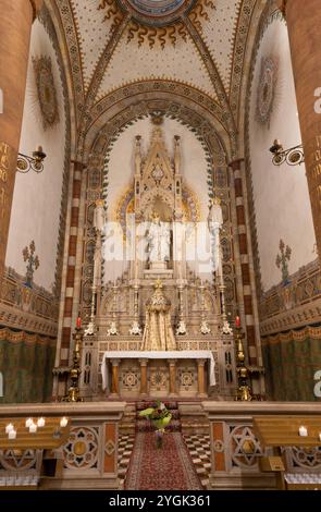 PAVIA, ITALIA - 8 SETTEMBRE 2024: La statua in marmo e l'altare della Madonna dello Scapolare nella chiesa di Santa Maria del Carmine dello scultore Sassi Foto Stock