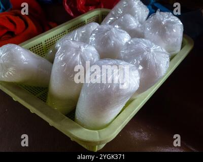 Coltivazione tradizionale del sale, estrazione di sale da parte dei famosi produttori di sale. Produzione di sale d'acqua marina attraverso l'evaporazione a Bali, Indonesia Foto Stock