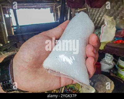 Coltivazione tradizionale del sale, estrazione di sale da parte dei famosi produttori di sale. Produzione di sale d'acqua marina attraverso l'evaporazione a Bali, Indonesia Foto Stock