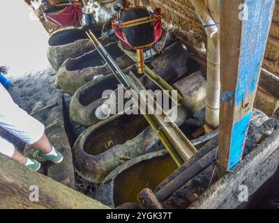 Coltivazione tradizionale del sale, estrazione di sale da parte dei famosi produttori di sale. Produzione di sale d'acqua marina attraverso l'evaporazione a Bali, Indonesia Foto Stock