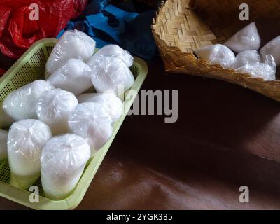 Coltivazione tradizionale del sale, estrazione di sale da parte dei famosi produttori di sale. Produzione di sale d'acqua marina attraverso l'evaporazione a Bali, Indonesia Foto Stock