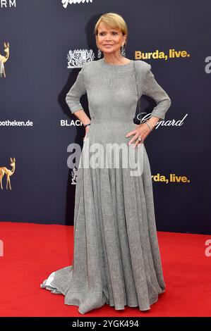 Uschi Glas bei der 76. Bambi-Verleihung 2024 nei den Bavaria Filmstudios. München, 07.11.2024 *** Uschi Glas ai Bambi Awards 76 2024 nei Bavaria Filmstudios Monaco di Baviera, 07 11 2024 foto:XS.xSpöttelx/xFuturexImagex bambi2024 8885 Foto Stock