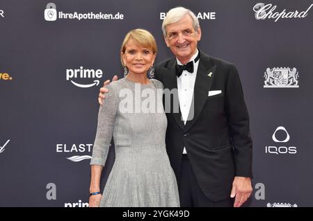 Uschi Glas mit Ehemann Dieter Hermann bei der 76. Bambi-Verleihung 2024 nei den Bavaria Filmstudios. München, 07.11.2024 *** Uschi Glas con il marito Dieter Hermann ai Bambi Awards 76 2024 nei Bavaria Filmstudios Monaco di Baviera, 07 11 2024 foto:XS.xSpöttelx/xFuturexImagex bambi2024 8914 Foto Stock
