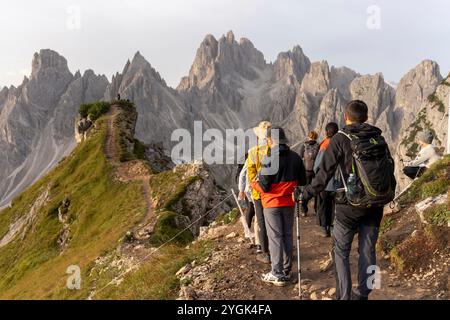 Un gruppo di fotografi aspetta presso il famoso spot fotografico sul Cadini di Misurina poco dopo l'alba, in modo da poter scattare la loro foto. Foto Stock