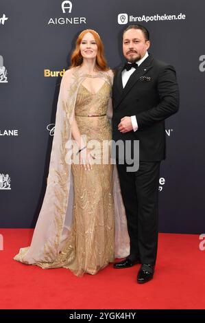 Barbara Meier mit Ehemann Klemens Hallmann bei der 76. Bambi-Verleihung 2024 nei den Bavaria Filmstudios. München, 07.11.2024 *** Barbara Meier con il marito Klemens Hallmann ai Bambi Awards 76 2024 ai Bavaria Film Studios di Monaco di Baviera, 07 11 2024 foto:XS.xSpöttelx/xFuturexImagex bambi2024 9356 Foto Stock