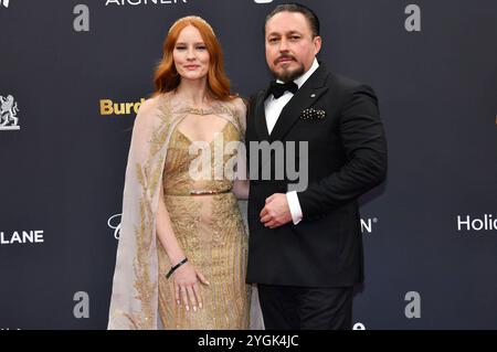 Barbara Meier mit Ehemann Klemens Hallmann bei der 76. Bambi-Verleihung 2024 nei den Bavaria Filmstudios. München, 07.11.2024 *** Barbara Meier con il marito Klemens Hallmann ai Bambi Awards 76 2024 ai Bavaria Film Studios di Monaco di Baviera, 07 11 2024 foto:XS.xSpöttelx/xFuturexImagex bambi2024 9362 Foto Stock