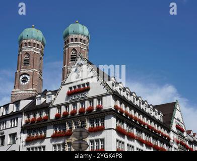 Germania, Baviera, Monaco, città vecchia, zona pedonale, Kaufinger Straße, grande magazzino Hirmer con torri femminili Foto Stock