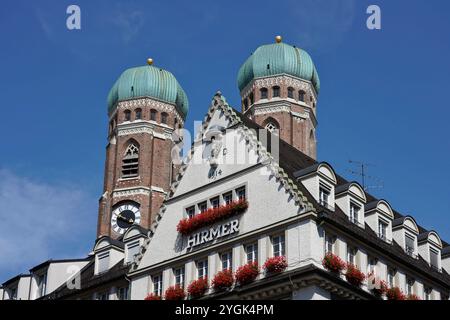 Germania, Baviera, Monaco, città vecchia, zona pedonale, Kaufinger Straße, grande magazzino Hirmer con torri femminili Foto Stock