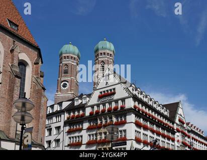 Germania, Baviera, Monaco, città vecchia, zona pedonale, Kaufinger Straße, grande magazzino Hirmer con torri femminili Foto Stock