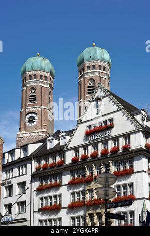 Germania, Baviera, Monaco, città vecchia, zona pedonale, Kaufinger Straße, grande magazzino Hirmer con torri femminili Foto Stock