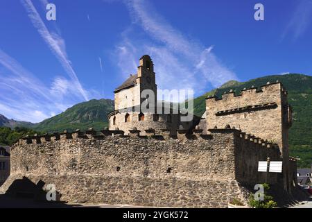 Chiesa di Saint-André o Chiesa dei Templari a Luz-Saint-Sauveur, Pirenei, Francia, Europa Foto Stock