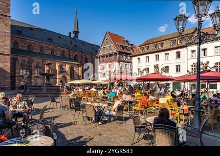 Gastronomia nella piazza del mercato di Neustadt an der Weinstraße, Renania-Palatinato, Germania Foto Stock