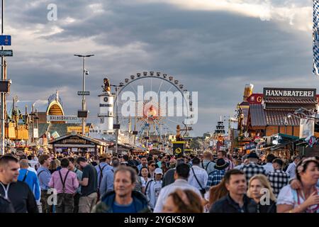 Visitatori all'Oktoberfest 2024 di Monaco, Baviera, Germania Foto Stock