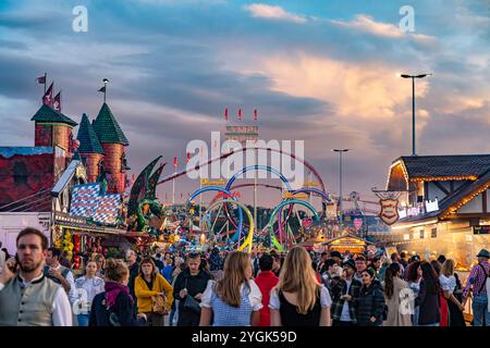 Montagne russe olimpiche all'Oktoberfest 2024 di Monaco, Baviera, Germania Foto Stock