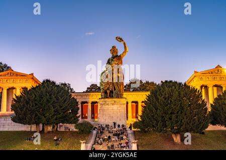 Ruhmeshalle e statua della Baviera al crepuscolo, Monaco, Baviera, Germania Foto Stock