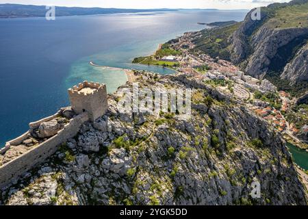 Fortezza di Starigrad e Omis visti dall'alto, Croazia, Europa Foto Stock