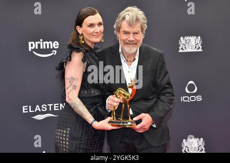 Reinhold Messner mit Ehefrau Diane Messner bei der 76. Bambi-Verleihung 2024 nei den Bavaria Filmstudios. München, 07.11.2024 *** Reinhold Messner con la moglie Diane Messner ai Bambi Awards 76 2024 ai Bavaria Film Studios di Monaco di Baviera, 07 11 2024 foto:XS.xSpöttelx/xFuturexImagex bambi2024 0682 Foto Stock
