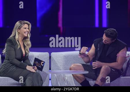 Moderatorin Beatrice Egli CHF und Saenger Andreas Gabalier - Aufzeichnung ARD Show Die Beatrice Egli Show im Studio Berlin Adlershof a Berlino - Sendetermin 31.10.2024 *** presentatrice Beatrice Egli CHF e cantante Andreas Gabalier Recording ARD Show The Beatrice Egli Show allo Studio Berlin Adlershof di Berlino Data di trasmissione 31 10 2024 Foto Stock