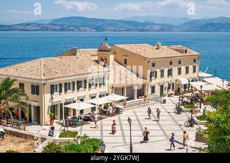 Corfù, Grecia, città vecchia di Kerkyra Palaio poli, Mar Ionio, stretto di Corfù, via Arseniou, vista panoramica sull'acqua, uomo uomo uomo, uomo, uomo Foto Stock