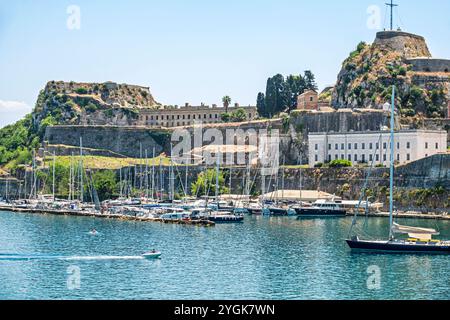 Corfù, Grecia, città vecchia Kerkyra Palaio poli, Mar Ionio, stretto di Corfù, via Arseniou, vista panoramica sull'acqua, Fortezza Vecchia Fo Foto Stock