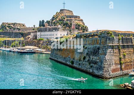 Corfù Grecia, Mar Ionio Mediterraneo stretto di Corfù, ingresso esterno, vista panoramica sull'acqua, Fortezza Vecchia, Terra Foto Stock