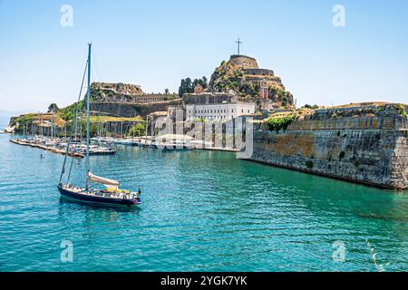 Corfù Grecia, Mar Ionio Mediterraneo stretto di Corfù, ingresso esterno, vista panoramica sull'acqua, Fortezza Vecchia, Terra Foto Stock