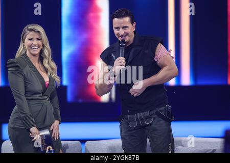 Moderatorin Beatrice Egli CHF und Saenger Andreas Gabalier - Aufzeichnung ARD Show Die Beatrice Egli Show im Studio Berlin Adlershof a Berlino - Sendetermin 31.10.2024 *** presentatrice Beatrice Egli CHF e cantante Andreas Gabalier Recording ARD Show The Beatrice Egli Show allo Studio Berlin Adlershof di Berlino Data di trasmissione 31 10 2024 Foto Stock