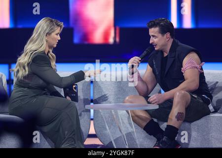 Moderatorin Beatrice Egli CHF und Saenger Andreas Gabalier - Aufzeichnung ARD Show Die Beatrice Egli Show im Studio Berlin Adlershof a Berlino - Sendetermin 31.10.2024 *** presentatrice Beatrice Egli CHF e cantante Andreas Gabalier Recording ARD Show The Beatrice Egli Show allo Studio Berlin Adlershof di Berlino Data di trasmissione 31 10 2024 Foto Stock