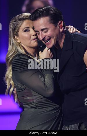 Duett - Moderatorin Beatrice Egli CHF und Saenger Andreas Gabalier - Aufzeichnung ARD Show Die Beatrice Egli Show im Studio Berlin Adlershof a Berlino - Sendetermin 31.10.2024 *** Duetto presentatrice Beatrice Egli CHF e cantante Andreas Gabalier Recording ARD Show The Beatrice Egli Show at Studio Berlin Adlershof a Berlino Data di trasmissione 31 10 2024 Foto Stock