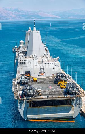 Corfù Grecia, itinerario dello stretto di Corfù del Mar Ionio del Mediterraneo, Porto Corfù, USS Arlington, LPD-24 nave da carico anfibia di classe San Antonio, Stati Uniti Foto Stock