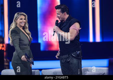 Moderatorin Beatrice Egli CHF und Saenger Andreas Gabalier - Aufzeichnung ARD Show Die Beatrice Egli Show im Studio Berlin Adlershof a Berlino - Sendetermin 31.10.2024 *** presentatrice Beatrice Egli CHF e cantante Andreas Gabalier Recording ARD Show The Beatrice Egli Show allo Studio Berlin Adlershof di Berlino Data di trasmissione 31 10 2024 Foto Stock