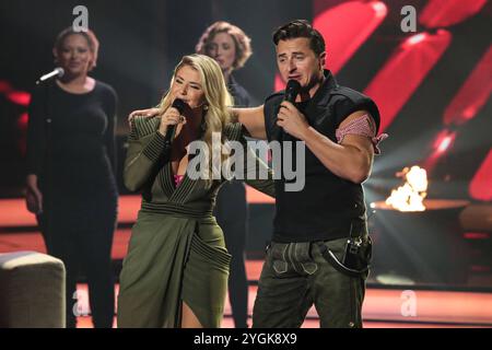 Duett - Moderatorin Beatrice Egli CHF und Saenger Andreas Gabalier - Aufzeichnung ARD Show Die Beatrice Egli Show im Studio Berlin Adlershof a Berlino - Sendetermin 31.10.2024 *** Duetto presentatrice Beatrice Egli CHF e cantante Andreas Gabalier Recording ARD Show The Beatrice Egli Show at Studio Berlin Adlershof a Berlino Data di trasmissione 31 10 2024 Foto Stock