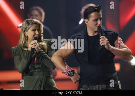 Duett - Moderatorin Beatrice Egli CHF und Saenger Andreas Gabalier - Aufzeichnung ARD Show Die Beatrice Egli Show im Studio Berlin Adlershof a Berlino - Sendetermin 31.10.2024 *** Duetto presentatrice Beatrice Egli CHF e cantante Andreas Gabalier Recording ARD Show The Beatrice Egli Show at Studio Berlin Adlershof a Berlino Data di trasmissione 31 10 2024 Foto Stock