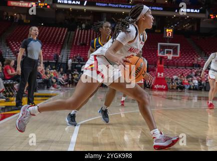 College Park, Stati Uniti. 7 novembre 2024. COLLEGE PARK, MD. - NOVEMBRE 07: I Maryland Terrapins guardano Kaylene Smikle (2) all'attacco durante una partita di basket universitaria femminile tra i Coppin State Eagles e i Maryland Terrapins, il 7 novembre 2024, all'Xfinity Center, a College Park, Maryland. (Foto di Tony Quinn/SipaUSA) credito: SIPA USA/Alamy Live News Foto Stock