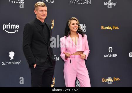 Toni Kroos und Elisabeth Furtwängler bei der 76. Bambi-Verleihung 2024 nei den Bavaria Filmstudios. München, 07.11.2024 Foto Stock
